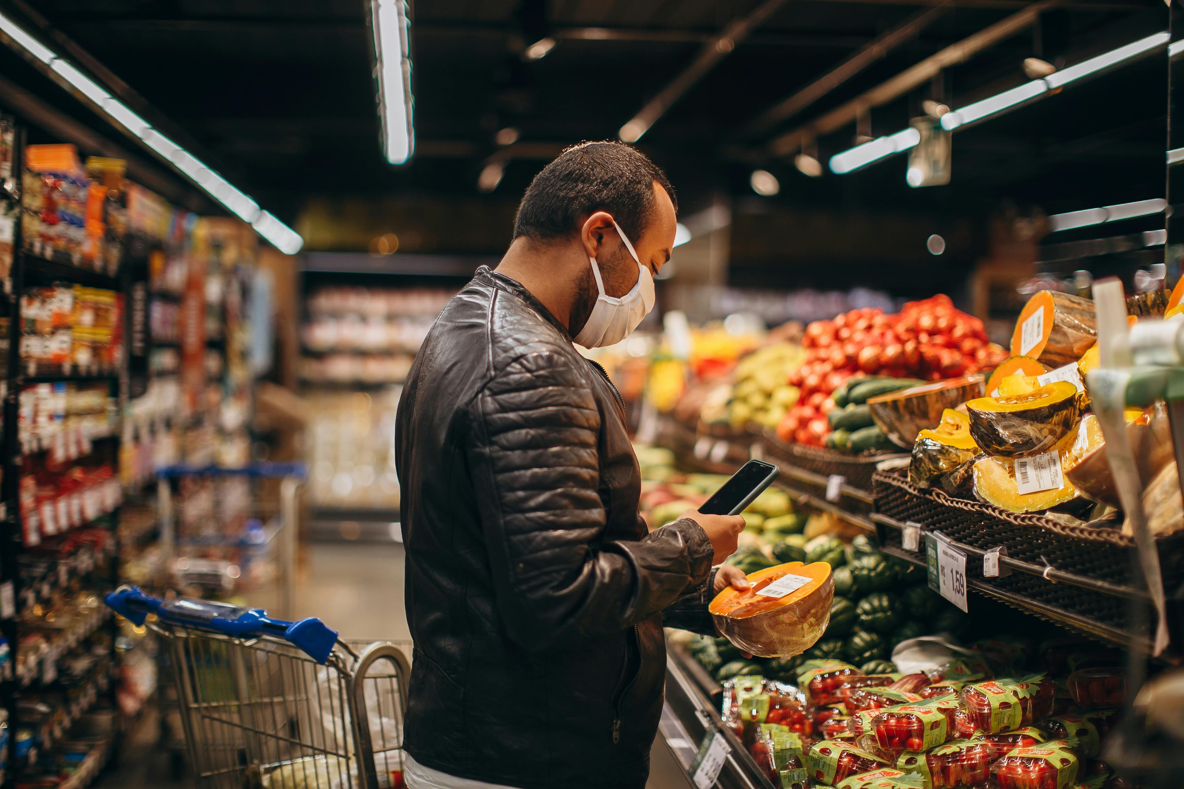 Shopper using Grossary app